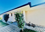ZNÍŽENÁ CENA- PRIESTRANNÝ 4-IZBOVÝ BUNGALOV (188M2) S GARÁŽOU A S PEKNÝM POZEMKOM (550M2) LEN 4KM OD SENCA - HRUBÝ ŚÚR - fotografia 13