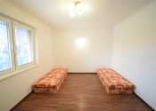 ZNÍŽENÁ CENA- PRIESTRANNÝ 4-IZBOVÝ BUNGALOV (188M2) S GARÁŽOU A S PEKNÝM POZEMKOM (550M2) LEN 4KM OD SENCA - HRUBÝ ŚÚR - fotografia 15