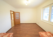 ZNÍŽENÁ CENA- PRIESTRANNÝ 4-IZBOVÝ BUNGALOV (188M2) S GARÁŽOU A S PEKNÝM POZEMKOM (550M2) LEN 4KM OD SENCA - HRUBÝ ŚÚR - fotografia 16