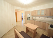 ZNÍŽENÁ CENA- PRIESTRANNÝ 4-IZBOVÝ BUNGALOV (188M2) S GARÁŽOU A S PEKNÝM POZEMKOM (550M2) LEN 4KM OD SENCA - HRUBÝ ŚÚR - fotografia 22