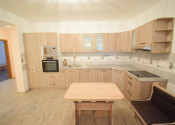 ZNÍŽENÁ CENA- PRIESTRANNÝ 4-IZBOVÝ BUNGALOV (188M2) S GARÁŽOU A S PEKNÝM POZEMKOM (550M2) LEN 4KM OD SENCA - HRUBÝ ŚÚR - fotografia 24