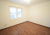 ZNÍŽENÁ CENA- PRIESTRANNÝ 4-IZBOVÝ BUNGALOV (188M2) S GARÁŽOU A S PEKNÝM POZEMKOM (550M2) LEN 4KM OD SENCA - HRUBÝ ŚÚR - fotografia 31