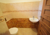ZNÍŽENÁ CENA- PRIESTRANNÝ 4-IZBOVÝ BUNGALOV (188M2) S GARÁŽOU A S PEKNÝM POZEMKOM (550M2) LEN 4KM OD SENCA - HRUBÝ ŚÚR - fotografia 34