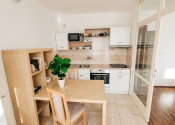 ACCENT REAL / PRENÁJOM ÚTULNÉHO 1 IZBOVÉHO BYTU S BALKÓNOM V RAČI - fotografia 1