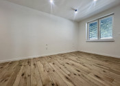 SKOLAUDOVANÉ - PRIESTRANNÝ 4-IZBOVÝ BUNGALOV(128M2) V NADŠTANDARDE, TERASA, EXT. ŽALÚZIE AJ PLOT V CENE, 3 PARKOVACIE MIESTA - fotografia 9