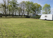 PEKNÝ OPLOTENÝ SLNEČNÝ POZEMOK (500M2) V ČUNOVE - fotografia 3