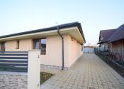 ZNÍŽENÁ CENA- PRIESTRANNÝ 4-IZBOVÝ BUNGALOV (188M2) S GARÁŽOU A S PEKNÝM POZEMKOM (550M2) LEN 4KM OD SENCA - HRUBÝ ŠÚR - fotografia 6