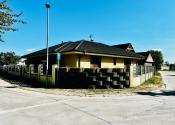 ZNÍŽENÁ CENA- PRIESTRANNÝ 4-IZBOVÝ BUNGALOV (188M2) S GARÁŽOU A S PEKNÝM POZEMKOM (550M2) LEN 4KM OD SENCA - HRUBÝ ŠÚR - fotografia 10