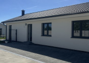 SKOLAUDOVANÉ - PRIESTRANNÝ 4-IZBOVÝ BUNGALOV(128M2) V NADŠTANDARDE, TERASA, EXT. ŽALÚZIE AJ PLOT V CENE, 3 PARKOVACIE MIESTA - fotografia 17