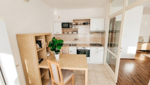 ACCENT REAL / PRENÁJOM ÚTULNÉHO 1 IZBOVÉHO BYTU S BALKÓNOM V RAČI - fotografia 1