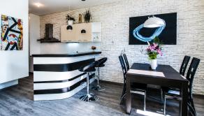 4-IZBOVÝ STAROMESTSKÝ BYT (105M2) V STAROM MESTE S VYSOKÝMI STROPMI A S  ÚCHVATNÝM VÝHĽADOM - fotografia 1