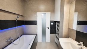 4-IZBOVÝ STAROMESTSKÝ BYT (105M2) V STAROM MESTE S VYSOKÝMI STROPMI A S  ÚCHVATNÝM VÝHĽADOM - fotografia 9