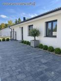 SKOLAUDOVANÉ - PRIESTRANNÝ 4-IZBOVÝ BUNGALOV(128M2) V NADŠTANDARDE, TERASA, EXT. ŽALÚZIE AJ PLOT V CENE, 3 PARKOVACIE MIESTA - fotografia 1