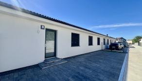 SKOLAUDOVANÉ - PRIESTRANNÝ 4-IZBOVÝ BUNGALOV(128M2) V NADŠTANDARDE, TERASA, EXT. ŽALÚZIE AJ PLOT V CENE, 3 PARKOVACIE MIESTA - fotografia 2