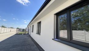 SKOLAUDOVANÉ - PRIESTRANNÝ 4-IZBOVÝ BUNGALOV(128M2) V NADŠTANDARDE, TERASA, EXT. ŽALÚZIE AJ PLOT V CENE, 3 PARKOVACIE MIESTA - fotografia 3