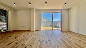 SKOLAUDOVANÉ - PRIESTRANNÝ 4-IZBOVÝ BUNGALOV(128M2) V NADŠTANDARDE, TERASA, EXT. ŽALÚZIE AJ PLOT V CENE, 3 PARKOVACIE MIESTA - fotografia 6
