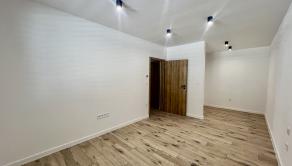 SKOLAUDOVANÉ - PRIESTRANNÝ 4-IZBOVÝ BUNGALOV(128M2) V NADŠTANDARDE, TERASA, EXT. ŽALÚZIE AJ PLOT V CENE, 3 PARKOVACIE MIESTA - fotografia 7