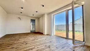 SKOLAUDOVANÉ - PRIESTRANNÝ 4-IZBOVÝ BUNGALOV(128M2) V NADŠTANDARDE, TERASA, EXT. ŽALÚZIE AJ PLOT V CENE, 3 PARKOVACIE MIESTA - fotografia 8