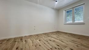 SKOLAUDOVANÉ - PRIESTRANNÝ 4-IZBOVÝ BUNGALOV(128M2) V NADŠTANDARDE, TERASA, EXT. ŽALÚZIE AJ PLOT V CENE, 3 PARKOVACIE MIESTA - fotografia 9