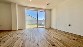 SKOLAUDOVANÉ - PRIESTRANNÝ 4-IZBOVÝ BUNGALOV(128M2) V NADŠTANDARDE, TERASA, EXT. ŽALÚZIE AJ PLOT V CENE, 3 PARKOVACIE MIESTA - fotografia 10