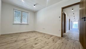 SKOLAUDOVANÉ - PRIESTRANNÝ 4-IZBOVÝ BUNGALOV(128M2) V NADŠTANDARDE, TERASA, EXT. ŽALÚZIE AJ PLOT V CENE, 3 PARKOVACIE MIESTA - fotografia 11