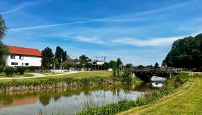 SKOLAUDOVANÉ - PRIESTRANNÝ 4-IZBOVÝ BUNGALOV(128M2) V NADŠTANDARDE, TERASA, EXT. ŽALÚZIE AJ PLOT V CENE, 3 PARKOVACIE MIESTA - fotografia 16