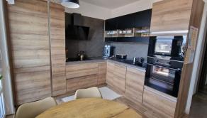 ELEGANTNÝ, KVALITNE ZREKONŠTRUOVANÝ 3-IZBOVÝ BYT S BALKÓNOM (74M2) V CENTRE SENCA - fotografia 3