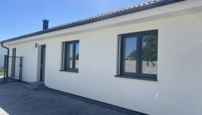 SKOLAUDOVANÉ - PRIESTRANNÝ 4-IZBOVÝ BUNGALOV(128M2) V NADŠTANDARDE, TERASA, EXT. ŽALÚZIE AJ PLOT V CENE, 3 PARKOVACIE MIESTA - fotografia 4