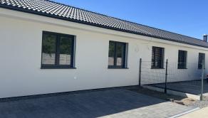 SKOLAUDOVANÉ - PRIESTRANNÝ 4-IZBOVÝ BUNGALOV(128M2) V NADŠTANDARDE, TERASA, EXT. ŽALÚZIE AJ PLOT V CENE, 3 PARKOVACIE MIESTA - fotografia 11