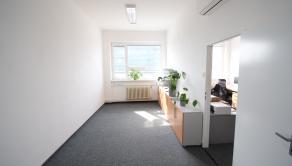 ACCENT REAL / PRENÁJOM POSLEDNÝCH ZARIADENÝCH KANCELÁRIÍ S PARKOVACÍMI MIESTAMI - FREKVENTOVANÁ IVANSKÁ CESTA - fotografia 5