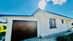 ZNÍŽENÁ CENA- PRIESTRANNÝ 4-IZBOVÝ BUNGALOV (188M2) S GARÁŽOU A S PEKNÝM POZEMKOM (550M2) LEN 4KM OD SENCA - HRUBÝ ŚÚR - fotografia 1