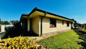 ZNÍŽENÁ CENA- PRIESTRANNÝ 4-IZBOVÝ BUNGALOV (188M2) S GARÁŽOU A S PEKNÝM POZEMKOM (550M2) LEN 4KM OD SENCA - HRUBÝ ŚÚR - fotografia 2
