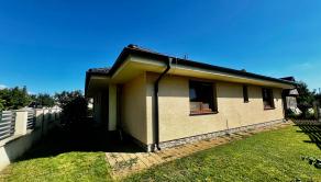 ZNÍŽENÁ CENA- PRIESTRANNÝ 4-IZBOVÝ BUNGALOV (188M2) S GARÁŽOU A S PEKNÝM POZEMKOM (550M2) LEN 4KM OD SENCA - HRUBÝ ŚÚR - fotografia 3