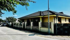 ZNÍŽENÁ CENA- PRIESTRANNÝ 4-IZBOVÝ BUNGALOV (188M2) S GARÁŽOU A S PEKNÝM POZEMKOM (550M2) LEN 4KM OD SENCA - HRUBÝ ŚÚR - fotografia 4