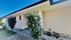 ZNÍŽENÁ CENA- PRIESTRANNÝ 4-IZBOVÝ BUNGALOV (188M2) S GARÁŽOU A S PEKNÝM POZEMKOM (550M2) LEN 4KM OD SENCA - HRUBÝ ŚÚR - fotografia 5