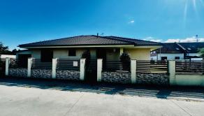 ZNÍŽENÁ CENA- PRIESTRANNÝ 4-IZBOVÝ BUNGALOV (188M2) S GARÁŽOU A S PEKNÝM POZEMKOM (550M2) LEN 4KM OD SENCA - HRUBÝ ŚÚR - fotografia 8