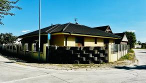 ZNÍŽENÁ CENA- PRIESTRANNÝ 4-IZBOVÝ BUNGALOV (188M2) S GARÁŽOU A S PEKNÝM POZEMKOM (550M2) LEN 4KM OD SENCA - HRUBÝ ŚÚR - fotografia 10