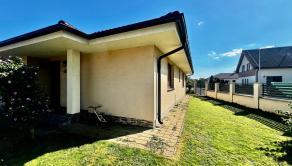 ZNÍŽENÁ CENA- PRIESTRANNÝ 4-IZBOVÝ BUNGALOV (188M2) S GARÁŽOU A S PEKNÝM POZEMKOM (550M2) LEN 4KM OD SENCA - HRUBÝ ŚÚR - fotografia 11