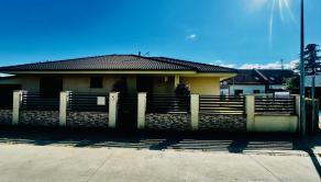 ZNÍŽENÁ CENA- PRIESTRANNÝ 4-IZBOVÝ BUNGALOV (188M2) S GARÁŽOU A S PEKNÝM POZEMKOM (550M2) LEN 4KM OD SENCA - HRUBÝ ŚÚR - fotografia 12