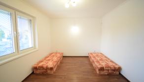 ZNÍŽENÁ CENA- PRIESTRANNÝ 4-IZBOVÝ BUNGALOV (188M2) S GARÁŽOU A S PEKNÝM POZEMKOM (550M2) LEN 4KM OD SENCA - HRUBÝ ŚÚR - fotografia 15