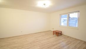 ZNÍŽENÁ CENA- PRIESTRANNÝ 4-IZBOVÝ BUNGALOV (188M2) S GARÁŽOU A S PEKNÝM POZEMKOM (550M2) LEN 4KM OD SENCA - HRUBÝ ŚÚR - fotografia 17