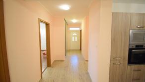 ZNÍŽENÁ CENA- PRIESTRANNÝ 4-IZBOVÝ BUNGALOV (188M2) S GARÁŽOU A S PEKNÝM POZEMKOM (550M2) LEN 4KM OD SENCA - HRUBÝ ŚÚR - fotografia 20