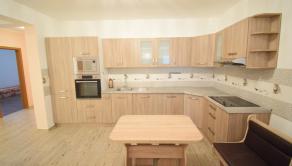 ZNÍŽENÁ CENA- PRIESTRANNÝ 4-IZBOVÝ BUNGALOV (188M2) S GARÁŽOU A S PEKNÝM POZEMKOM (550M2) LEN 4KM OD SENCA - HRUBÝ ŚÚR - fotografia 24