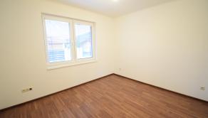 ZNÍŽENÁ CENA- PRIESTRANNÝ 4-IZBOVÝ BUNGALOV (188M2) S GARÁŽOU A S PEKNÝM POZEMKOM (550M2) LEN 4KM OD SENCA - HRUBÝ ŚÚR - fotografia 31