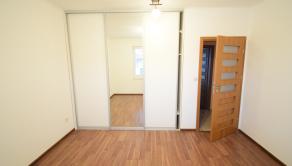 ZNÍŽENÁ CENA- PRIESTRANNÝ 4-IZBOVÝ BUNGALOV (188M2) S GARÁŽOU A S PEKNÝM POZEMKOM (550M2) LEN 4KM OD SENCA - HRUBÝ ŚÚR - fotografia 33