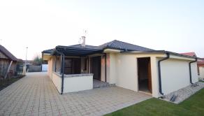 ZNÍŽENÁ CENA- PRIESTRANNÝ 4-IZBOVÝ BUNGALOV (188M2) S GARÁŽOU A S PEKNÝM POZEMKOM (550M2) LEN 4KM OD SENCA - HRUBÝ ŚÚR - fotografia 35