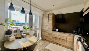 KOMFORTNÝ, KVALITNE ZREKONŠTRUOVANÝ 3-IZBOVÝ BYT S BALKÓNOM (74M2) V CENTRE SENCA - fotografia 3