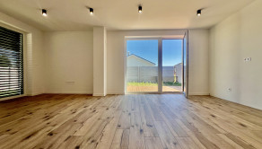 SKOLAUDOVANÉ - PRIESTRANNÝ 4-IZBOVÝ BUNGALOV(128M2) V NADŠTANDARDE, TERASA, EXT. ŽALÚZIE AJ PLOT V CENE, 3 PARKOVACIE MIESTA - fotografia 6