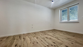 SKOLAUDOVANÉ - PRIESTRANNÝ 4-IZBOVÝ BUNGALOV(128M2) V NADŠTANDARDE, TERASA, EXT. ŽALÚZIE AJ PLOT V CENE, 3 PARKOVACIE MIESTA - fotografia 9