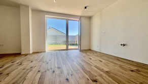 SKOLAUDOVANÉ - PRIESTRANNÝ 4-IZBOVÝ BUNGALOV(128M2) V NADŠTANDARDE, TERASA, EXT. ŽALÚZIE AJ PLOT V CENE, 3 PARKOVACIE MIESTA - fotografia 10